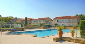 Charming Mazet ideal for families swimming pool tennis