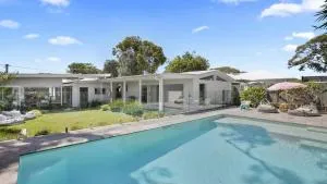 Heated Swimming Pool and Walk To Beach - Killarney Vale