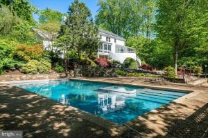 Tara Retreat: Family-Friendly Oasis with Pool, Tennis & Serene Ambiance in Potomac