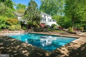 Tara Retreat: Family-Friendly Oasis with Pool, Tennis & Serene Ambiance in Potomac - Potomac