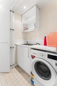 2BR CBD Apt Swimming Pool Sauna SPA CBD