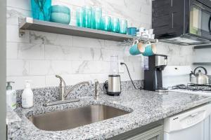 Heart Downtown! City View Onsite Parking! King Bed LM807