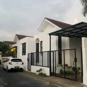 Strategic and comfortable house in Mataram Lombok - Lembuak