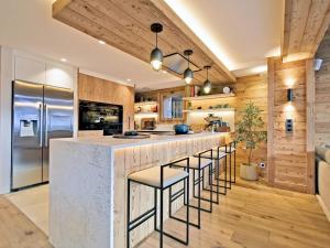 Chalet luxueux avec piscine intérieure et sauna - 5 chambres, 12 pers., proche commerces et pistes - FR-1-613B-44