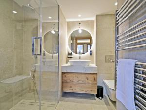 Chalets Chalet luxueux avec piscine interieure et sauna - 5 chambres, 12 pers., proche commerces et pistes - FR-1-613B-44 : photos des chambres