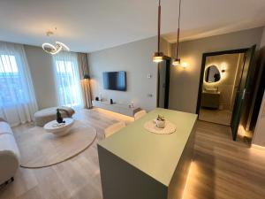 Cozy Designer Apartments, Self Check-In & FREE Parking