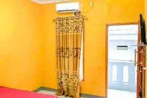 Penginapan Diar near Pantai Santolo Mitra RedDoorz