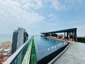 芭提雅市中心无边泳池公寓The Base Central