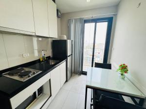 芭提雅市中心无边泳池公寓The Base Central