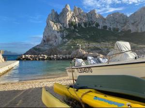 Au cœur du Parc National du Massif des Calanques, la Flibuste des Goudes, Maison 2 chambres, climatisée, jardins, solarium, proche plage, large vue mer