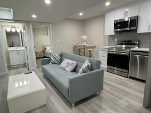 Brand new 2 Bedrooms modern guest suite with separate entrance