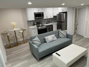 Brand new 2 Bedrooms modern guest suite with separate entrance