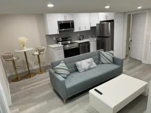 Brand new 2 Bedrooms modern guest suite with separate entrance - Priddis