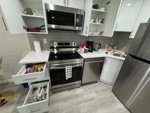 Brand new 2 Bedrooms modern guest suite with separate entrance