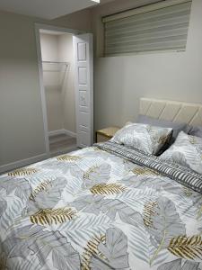 Brand new 2 Bedrooms modern guest suite with separate entrance