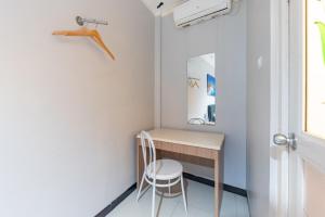 RedDoorz near Botani Square Mall