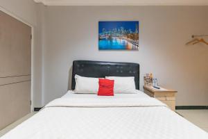 RedDoorz near Botani Square Mall