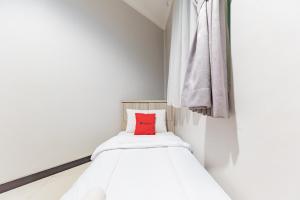 RedDoorz near Botani Square Mall