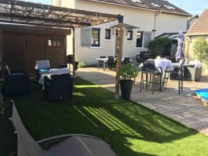 Maisons de vacances Guest House proche Disneyland Paris Piscine ouverte en saison estivale : photos des chambres