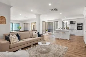 Coastal Charm: Halls Head Getaway in Mandurah - Dawesville