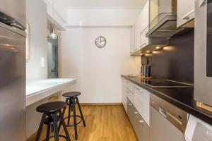 Elegance Vouliagmeni Gem Luxury Apt, Walk to Beach