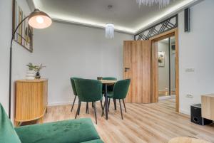 City Chic Retreat: Newly Renovated 1BR Apartment