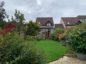 Sweet Modern Country Cottage with Garden