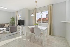 Apartamento en calle cuarteles de dos habitaciones - 4-star hotels in Málaga