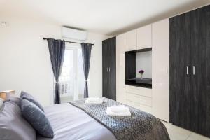 Modern & Spacious 2BR Apartment with Country Views - Close to Xemxija Bay