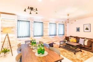 【定員9名】ビーチまで車で3分！閑静な別荘地希望が丘に佇む広々一軒家で快適な休暇をどうぞ - 4hvězdičkové hotely ve městě Imbu