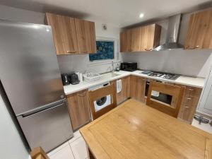 Cosy North Kensington Family apartment for 4 persons - Children stay free Netflix inbedrooms Close to underground and overground stations - very convenient for Wembley Stadium