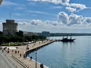 Infinity Sea View Apartment Central