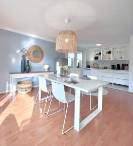 TIMELESS APARTMENT: FREE PARKING + BALCONY