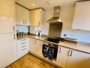 Just £45pppn! Prime Comfort for Contractors with Spacious Parking, Plush Beds, Top-notch Amenities, Flexible Stays & Lightning-Fast Internet