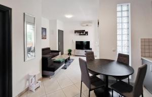 Beautiful Apartment In Srima With Wifi 