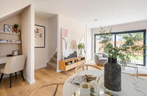 Kings Mews Elegance: City Sparrows Premier 2-Bedroom Residences