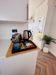 Private Room in Modern Shared Apartment, Each with Kitchenette, Central Birmingham R1