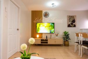 2 BR Unit in the heart of Iloilo Self Check-in