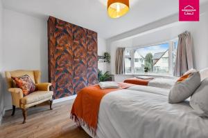 Insurance Stays - Relocations - Contractors - Accessible ground floor Bed and Bathroom-4 bedroom Hall Green House with 7 Separate Beds and Drive