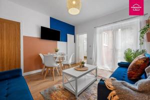 Insurance Stays - Relocations - Contractors - Accessible ground floor Bed and Bathroom-4 bedroom Hall Green House with 7 Separate Beds and Drive