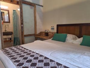 Phòng Giường Đôi Nhìn Ra Hồ Bơi (Double Room with Pool View)