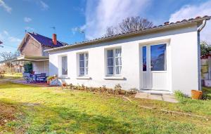 Cozy Home In Montmorillon With Wi-Fi