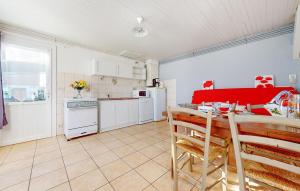 Cozy Home In Montmorillon With Wi-Fi