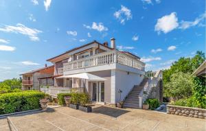 Cozy Apartment In Jadranovo With Outdoor Swimming Pool