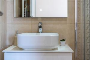 Paz e Vista Mar with Pool & WiFi