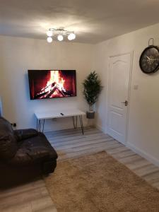 Newly Renovated Cosy 1 bed flat, 4 minutes walk to Town Centre, 3 minutes walk to the train station, Free parking, Modern, fresh and spacious living room, Netflix ready smart TV, Wifi