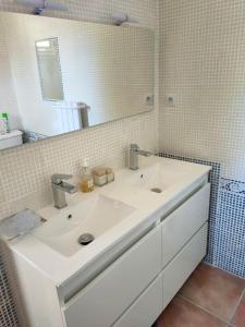 Villas Le bastidon de Sanary- piscine et jardin paysage. : photos des chambres