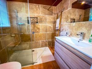 Villas Le bastidon de Sanary- piscine et jardin paysage. : photos des chambres