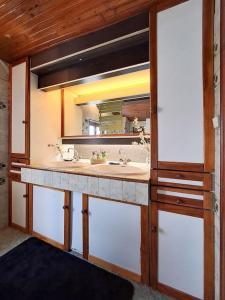 Léchappée authentique- Maison centre-ville- véranda climatisée-jardin