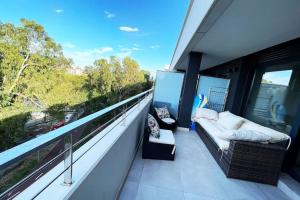 Apartment by the beach with pool and private parking